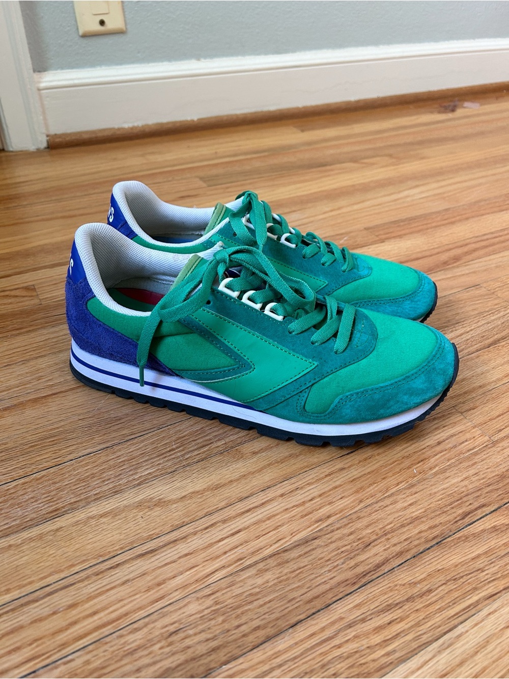 Brooks Chariot Sneakers in Kelly Green and Royal Blue - Picture 3 of 6